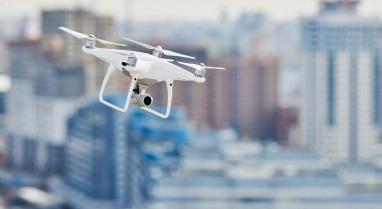Dron-w-locie-fot.-courageous-isf.eu_-768x420.jpg